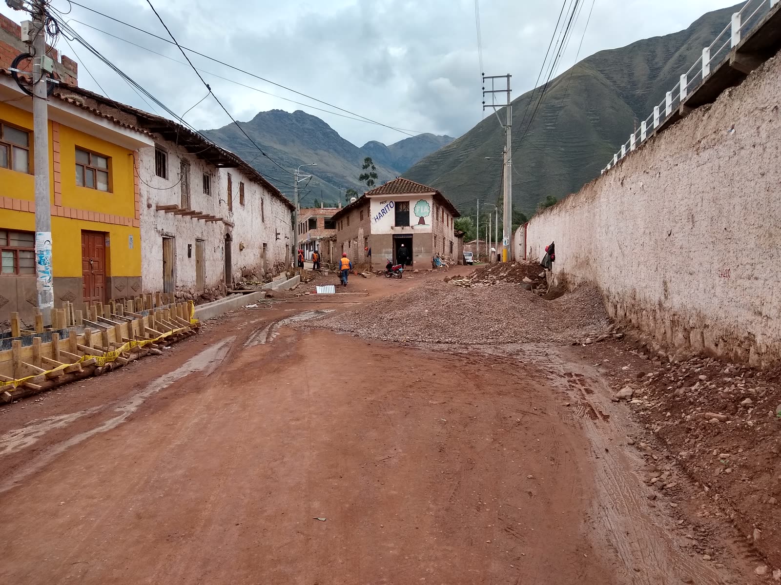 Obra vial en ejecución, Urubamba, Cusco